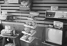 831067 Afbeelding van enkele uitgestalde apparaten in de winkel van het Nederlands Televisie en Radio Bedrijf ...